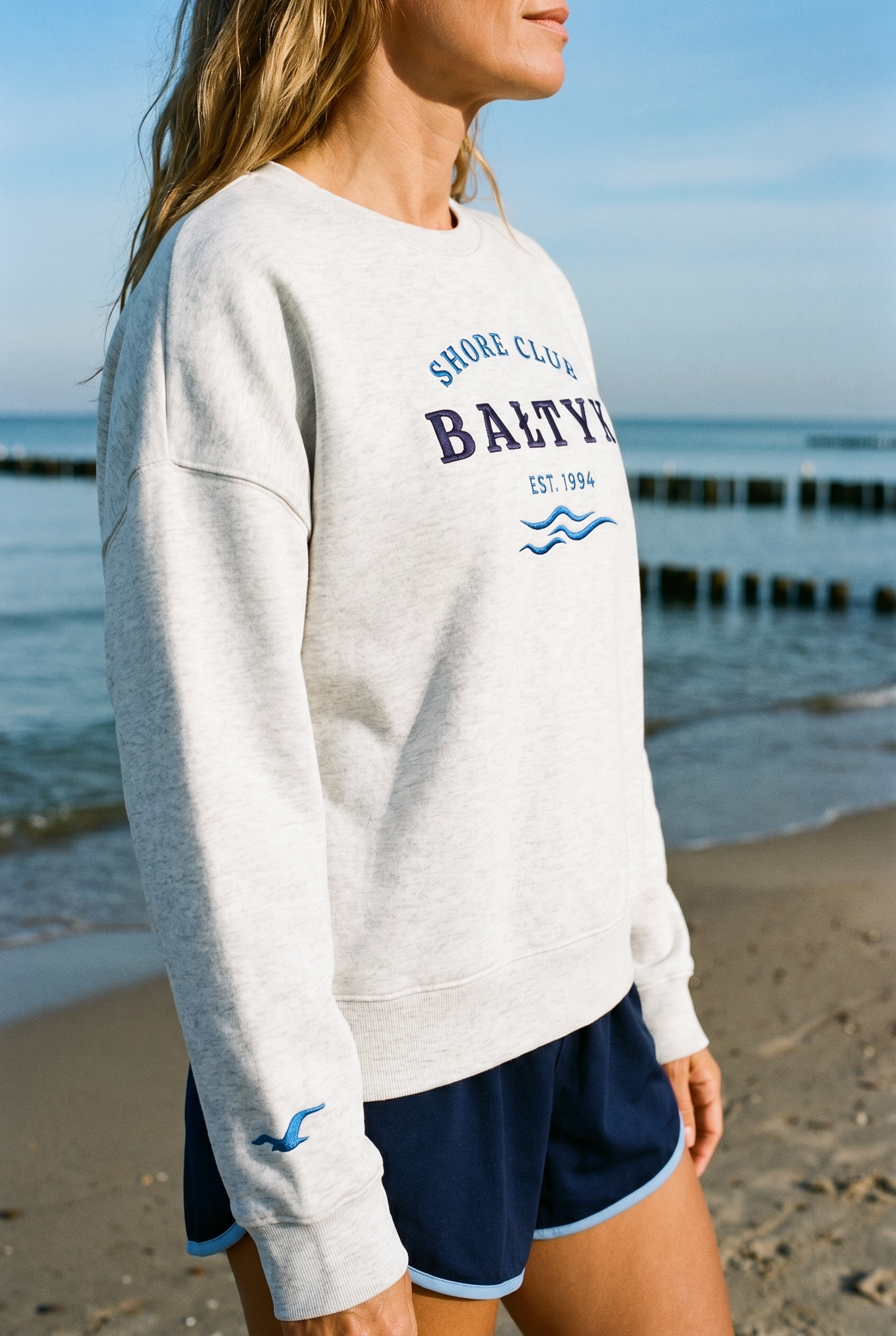 FALA Heritage Sweatshirt Salt Stone in Relaxed Fit am Strand