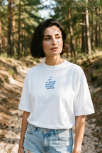 HALO Statement T-Shirt Klappstuhl White Pearl aus der Kasztel Niechorze Kollektion