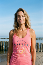 Model trägt MOŻE Shore Club Tank mit Pink Crab Artwork am Ostseestrand
