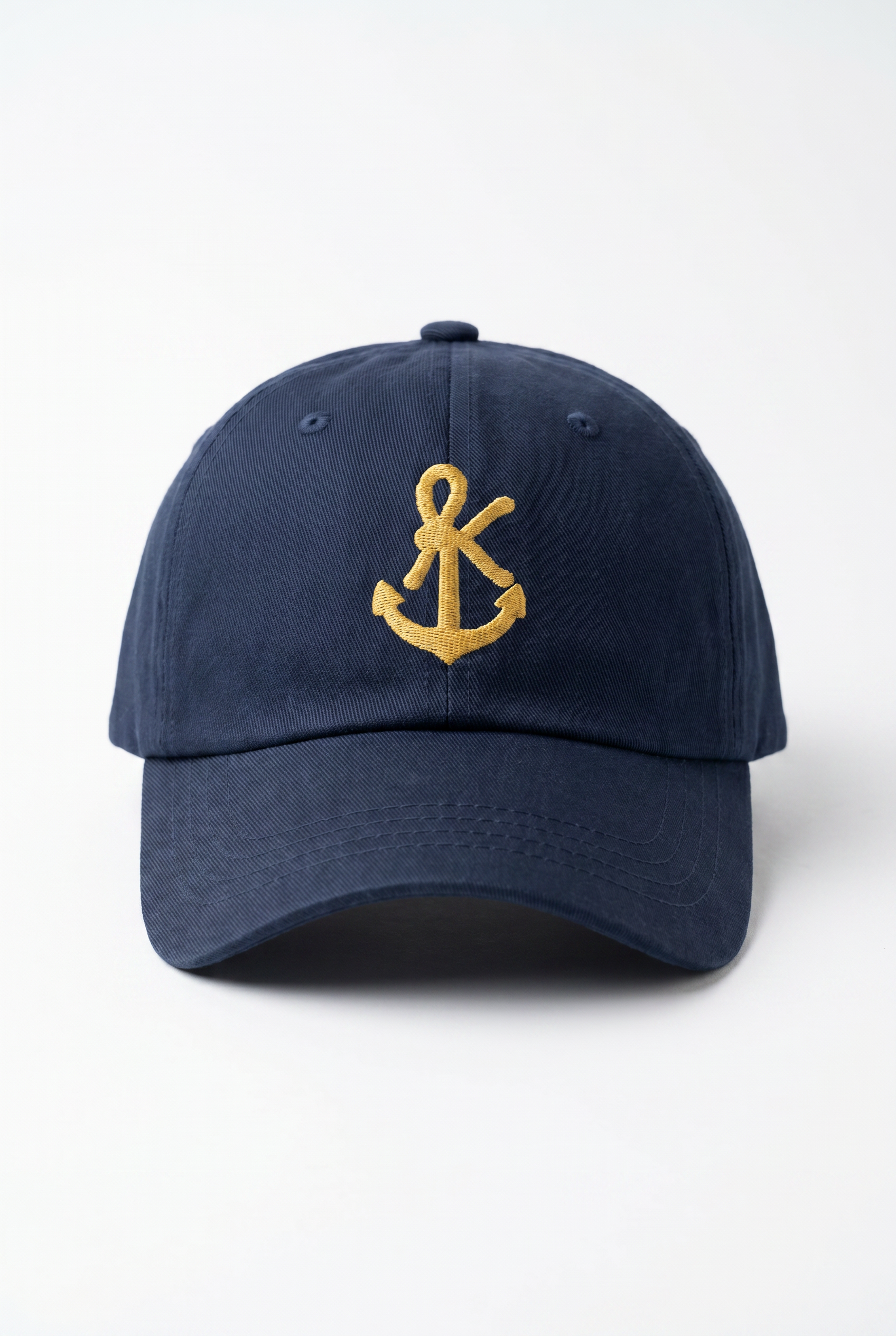 SŁOŃCE Signature Baseball Cap Deep Baltic mit goldener Monogramm-Stickerei auf hellem Hintergrund.