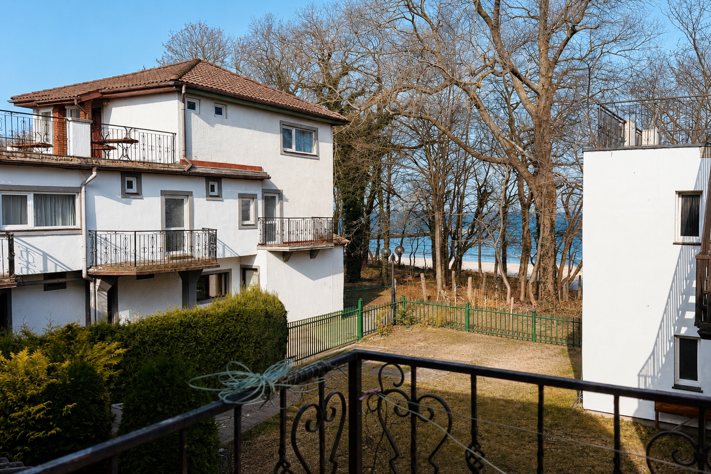 Häuser zwischen Dünen und Kiefern nahe der Ostsee in Niechorze