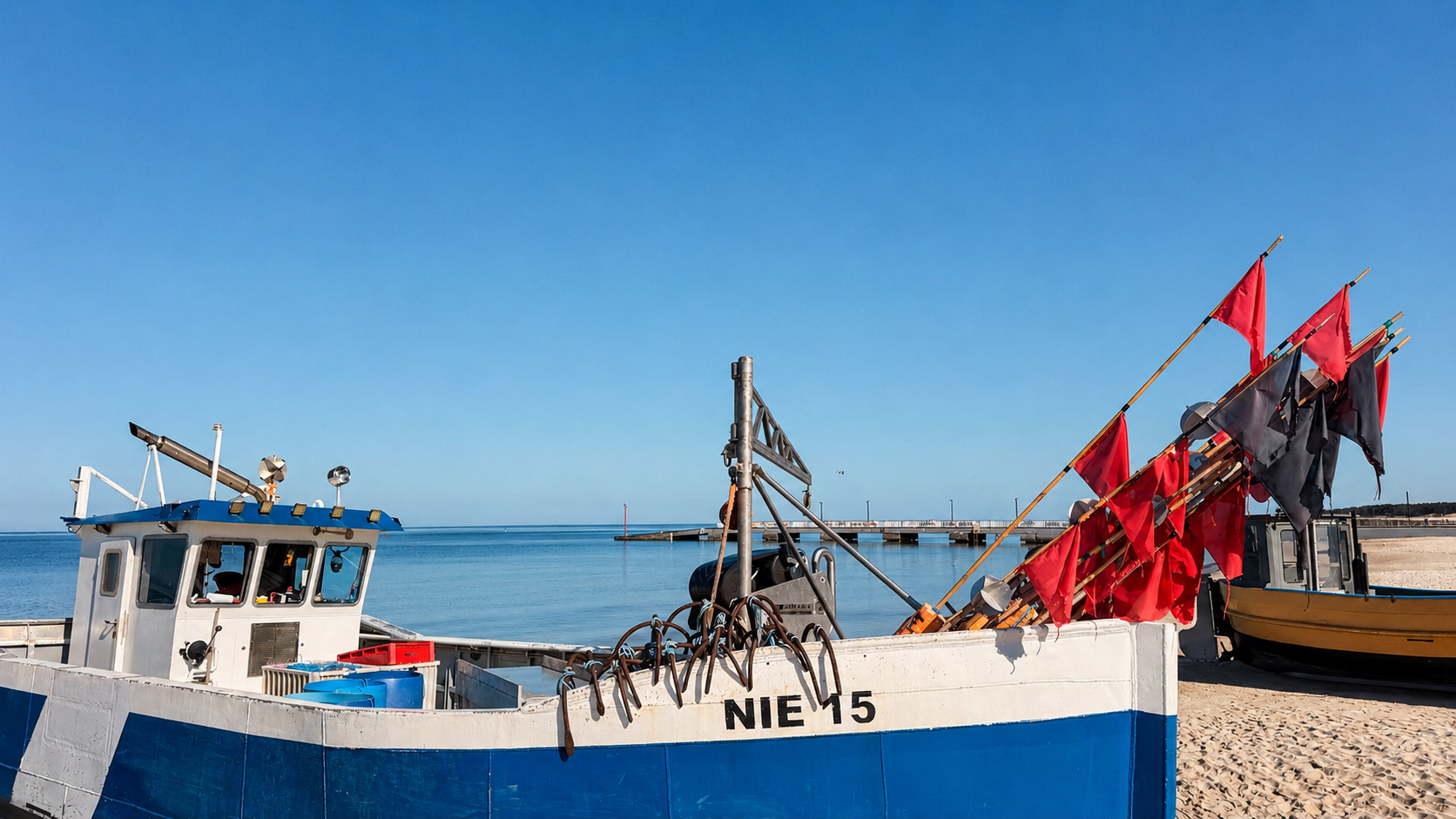 Fischerboot am Strand von Niechorze vor der Ostsee